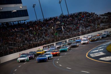 NASCAR Cup Serisi sürücüsü, Kyle Larson, Richmond, VA, ABD 'de Toyota Sahil Güvenlik 400' de lider.