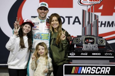 NASCAR Cup Serisi sürücüsü Denny Hamlin, Richmond, VA, ABD 'de Toyota Sahipleri 400' ü kazandı.