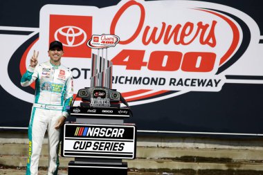 NASCAR Cup Serisi sürücüsü Denny Hamlin, Richmond, VA, ABD 'de Toyota Sahipleri 400' ü kazandı.