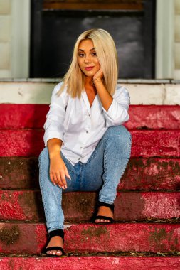 Sarışın güzellik, büyüleyici kır çiftliğinde gün ışığını kucaklıyor, cennetten zevk alıyor..