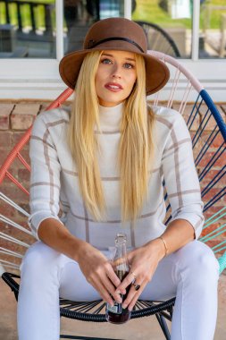 Sarışın güzellik, şatafatlı bir sonbahar gününde neşe saçar, neşe saçar..