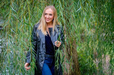 Çarpıcı bir manken defilesi doğanın güzelliği arasına düşer. Pahalı bir park gezisinde zarafet ve cazibe yayar..