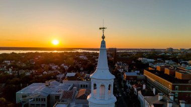 Charleston SC 'deki St. Michaels Anglikan Kilisesi' nin havadan görünüşü. National Register of Historic Places 'a göre şehrin en eski dini yapısıdır..