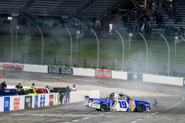 Christian Eckes, Martinsville, VA, ABD 'de kazandığı Long John Silver 200' ü kutluyor.