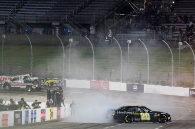Aric Armirola, Martinsville, VA, ABD 'deki Dudey Mendilleri adına kazandığı zaferi kutluyor.