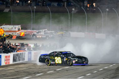 Aric Armirola, Martinsville, VA, ABD 'deki Dudey Mendilleri adına kazandığı zaferi kutluyor.