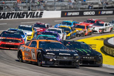 Brad Keselowski, Martinsville, VA, ABD 'deki Cook Out 400 için yarışıyor.