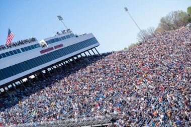 Taraftarlar uçuşu Martinsville, VA, ABD 'deki Cook Out 400 için izliyorlar.