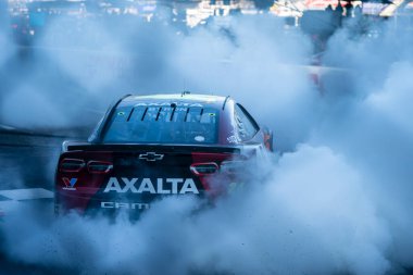 William Byron, Martinsville, VA, ABD 'deki Cook Out 400 için kazandığı zaferi kutluyor.