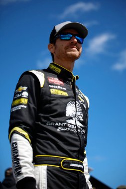 NASCAR Craftsman Truck Serisi sürücüsü Grant Enfinger, Martinsville, VA, ABD 'deki Long John Silver 200 yarışına katılmaya hazırlanıyor.