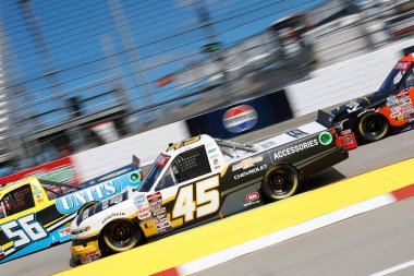 NASCAR Craftsman Truck Serisi sürücüsü KADEN HONEYCUTT, Martinsville, VA, ABD 'deki Long John Silver 200 yarışına katılmaya hazırlanıyor.