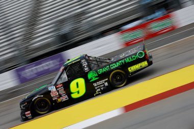 NASCAR Craftsman Truck Serisi sürücüsü Grant Enfinger, Martinsville, VA, ABD 'deki Long John Silver 200 yarışına katılmaya hazırlanıyor.