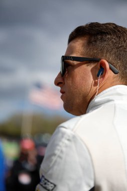 NASCAR Xfinity Serisi sürücüsü, AJ Allmendinger Martinsville, VA, ABD 'de 250. ahbap mendilleri provasına hazırlanıyor.