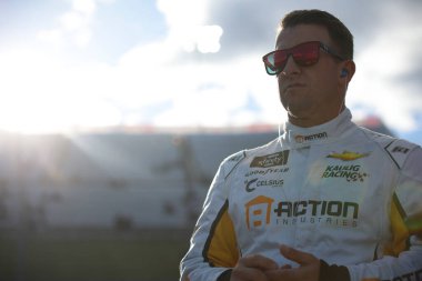 NASCAR Xfinity Serisi sürücüsü, AJ Allmendinger Martinsville, VA, ABD 'de 250. ahbap mendilleri provasına hazırlanıyor.