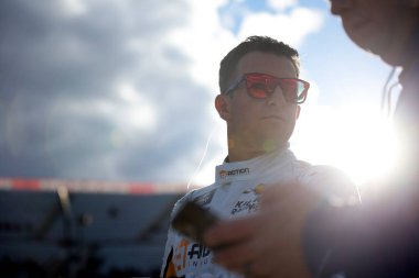 NASCAR Xfinity Serisi sürücüsü, AJ Allmendinger Martinsville, VA, ABD 'de 250. ahbap mendilleri provasına hazırlanıyor.