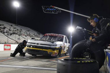 NASCAR Craftsman Truck Serisi sürücüsü KADEN HONEYCUTT, Martinsville, VA, ABD 'deki Long John Silver 200 yarışı için mola verdi.