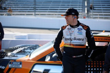 NASCAR Kupa Serisi sürücüsü Brad Keselowski, Martinsville, VA, ABD 'deki Cook Out 400 antrenmanına hazırlanıyor.