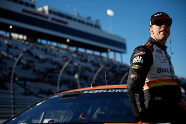 NASCAR Kupa Serisi sürücüsü Brad Keselowski, Martinsville, VA, ABD 'deki Cook Out 400 antrenmanına hazırlanıyor.