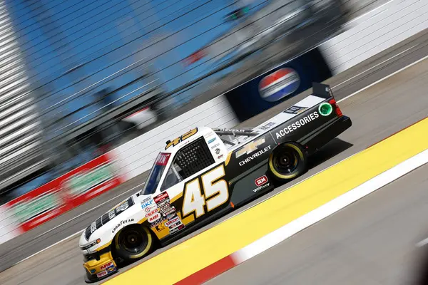 NASCAR Craftsman Truck Serisi sürücüsü KADEN HONEYCUTT, Martinsville, VA, ABD 'deki Long John Silver 200 yarışına katılmaya hazırlanıyor.
