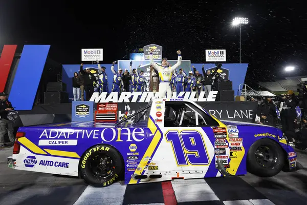 NASCAR Craftsman Truck Serisi sürücüsü Christian Eckes, Martinsville, VA, ABD 'de Long John Silver' ın 200 'ünü kazandı.