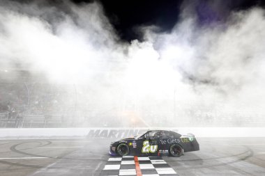 NASCAR Xfinity Serisi sürücüsü, ARIC ALMIROLA Martinsville, VA, ABD 'de 250. adamım Mendillerini kazandı.