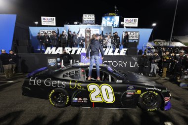 NASCAR Xfinity Serisi sürücüsü, ARIC ALMIROLA Martinsville, VA, ABD 'de 250. adamım Mendillerini kazandı.