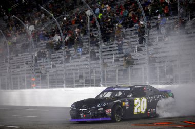 NASCAR Xfinity Serisi sürücüsü, ARIC ALMIROLA Martinsville, VA, ABD 'de 250. adamım Mendillerini kazandı.