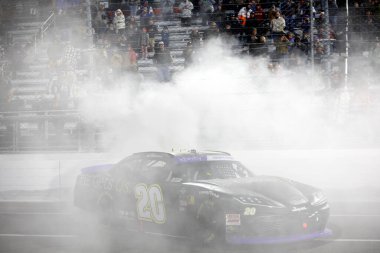 NASCAR Xfinity Serisi sürücüsü, ARIC ALMIROLA Martinsville, VA, ABD 'de 250. adamım Mendillerini kazandı.
