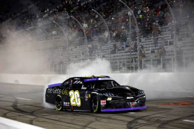 NASCAR Xfinity Serisi sürücüsü, ARIC ALMIROLA Martinsville, VA, ABD 'de 250. adamım Mendillerini kazandı.