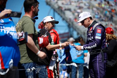 NASCAR Kupa Serisi sürücüsü Christopher Bell Martinsville, VA, ABD 'deki Cook Out 400 için hazırlanıyor.