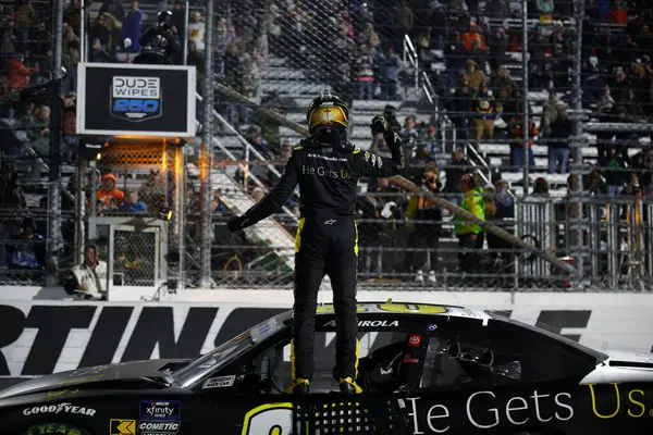 NASCAR Xfinity Serisi sürücüsü, ARIC ALMIROLA Martinsville, VA, ABD 'de 250. adamım Mendillerini kazandı.