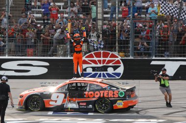 Chase Elliott Fort Worth, TX, ABD 'de AutoTrader EchoPark Otomotiv 400' ü kazandı.