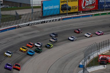 Denny Hamlin, Fort Worth, TX, ABD 'deki AutoTrader EchoPark Otomotiv 400 için yarışıyor.