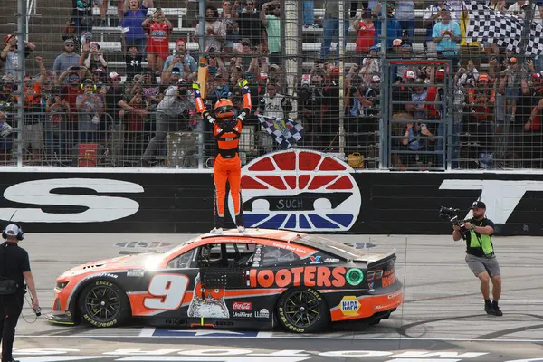 Chase Elliott Fort Worth, TX, ABD 'de AutoTrader EchoPark Otomotiv 400' ü kazandı.