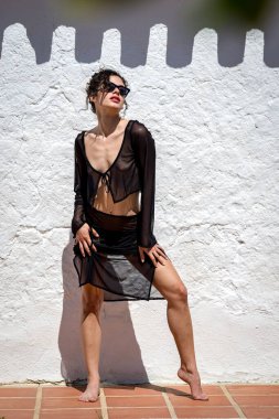 Esmer İspanyol iç çamaşırı modeli güneşli Cortijo alanlarında cazibesini sergiliyor. Güzelliği İspanyol ambiyansıyla uyumlu..