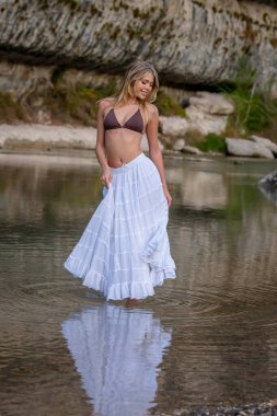 Muhteşem bir sarışın model gölde bir günün tadını çıkarıyor.