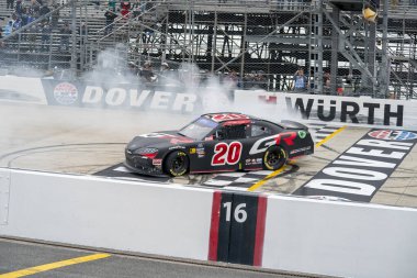 Ryan Truex, Dover, DE, ABD 'de BetRiver 200' de kazandığı zaferi kutluyor
