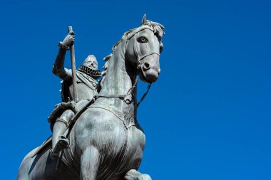 Madrid Plaza Belediye Başkanı III. Philip 'in ikonik Binicilik Heykeli, 1616' da bir kültür hazinesi olan Giambologna ve Pietro Tacca tarafından yapıldı..