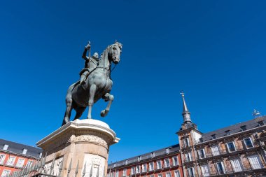Madrid Plaza Belediye Başkanı III. Philip 'in ikonik Binicilik Heykeli, 1616' da bir kültür hazinesi olan Giambologna ve Pietro Tacca tarafından yapıldı..