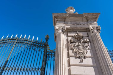 Madrid Kraliyet Sarayı: İspanya Kraliyet Sarayı İkonik Konutu, Devlet Törenlerine ev sahipliği.