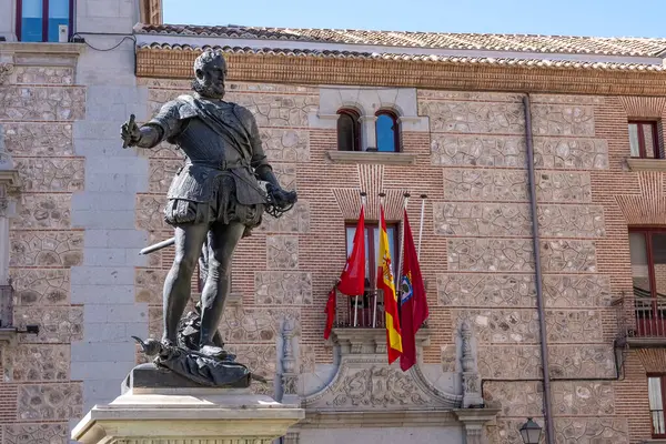stock image Monument to Alvaro de Bazan: Tribute to a Renowned Admiral in Madrid's Plaza de la Villa