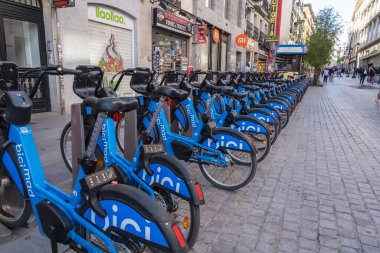 Madrid 'deki elektrikli bisikletler şehir hareketliliğini yeniden tanımlayarak, hareketli sokakların ortasında çevre dostu taşımacılık sunuyor.