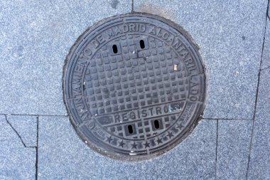 Madrid 'in sanatsal olarak hazırlanmış rögar kapaklarıyla zenginleştirilmiş şehri, şehrin canlı kimliğinin bir kanıtı olan kentsel kumaşa kültür dokuyor.