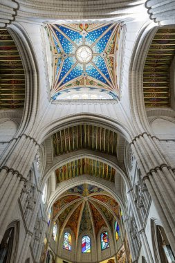 Almudena Katedrali: Bir yüzyılı aşkın süredir inşa edilen Madrid Başpiskoposluğunun ikonik koltuğu, 1993 yılında Kraliyet Sarayı 'nın bitişiğinde kutsandı..