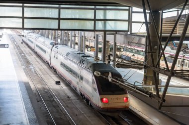 Madrid 'e, banliyö ve bölgesel trenlerin yanı sıra İspanya genelinde AVE hizmetleri için merkez olan hızlı tren geliyor..