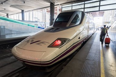 Madrid 'e, banliyö ve bölgesel trenlerin yanı sıra İspanya genelinde AVE hizmetleri için merkez olan hızlı tren geliyor..