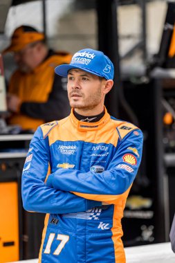 Elk Grove, Kaliforniya 'dan KYLE LARSON (17) Indianapolis 500' ün 108. koşusu için Speedway, IN 'deki Indianapolis Motor Yarış Pisti' nde pratik yapmaya hazırlanıyor..