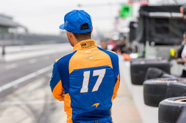 Elk Grove, Kaliforniya 'dan KYLE LARSON (17) Indianapolis 500' ün 108. koşusu için Speedway, IN 'deki Indianapolis Motor Yarış Pisti' nde pratik yapmaya hazırlanıyor..