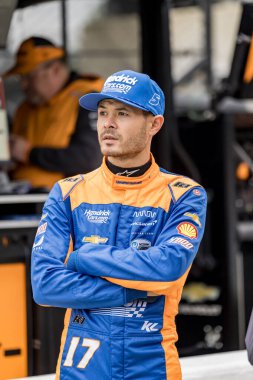 Elk Grove, Kaliforniya 'dan KYLE LARSON (17) Indianapolis 500' ün 108. koşusu için Speedway, IN 'deki Indianapolis Motor Yarış Pisti' nde pratik yapmaya hazırlanıyor..