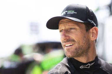 Cenevre, İsviçre 'den ROMAIN GROSJEAN (77), Birmingham AL' daki Berber Motorsporları Parkı 'nda Alabama Indy Grand Prix çocuklarının antrenmanı öncesinde çukur yolunda mühendislerle konuşuyor..